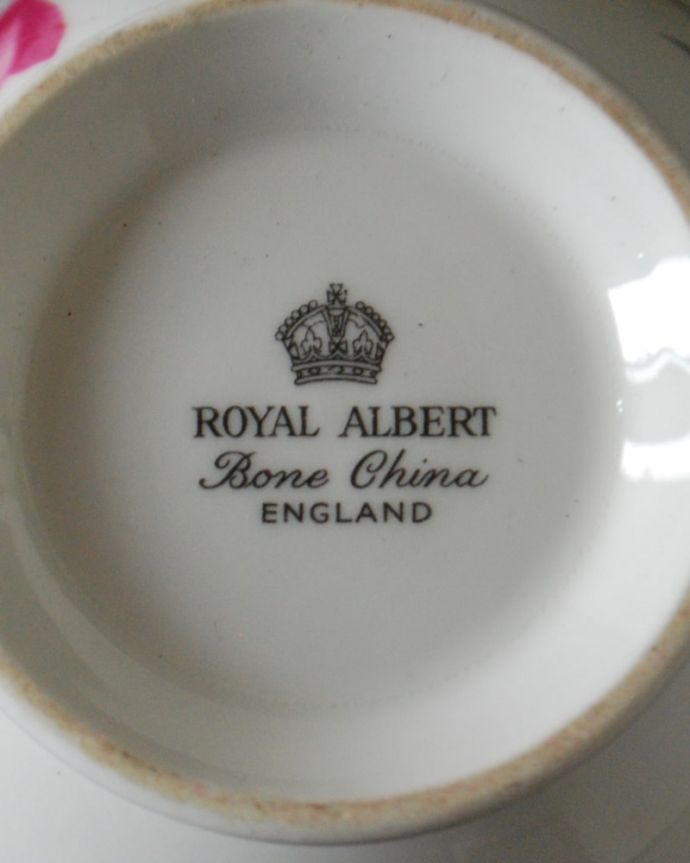 アンティーク 陶磁器の雑貨　アンティーク雑貨　イギリスで見つけたロイヤルアルバート社のアンティークのシュガーポット。裏側のポーセリンマーク製造メーカー保証の意味がこもった窯印、ポーセリンマークがあります。(m-3826-z)