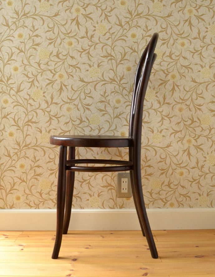 ベントウッドチェア　アンティーク チェア　イギリスから届いたアンティーク椅子、背もたれが２本ラインのベントウッドチェア。木目や色は1脚1脚微妙に違いますが、どれもキレイに仕上げています。(m-383-c)