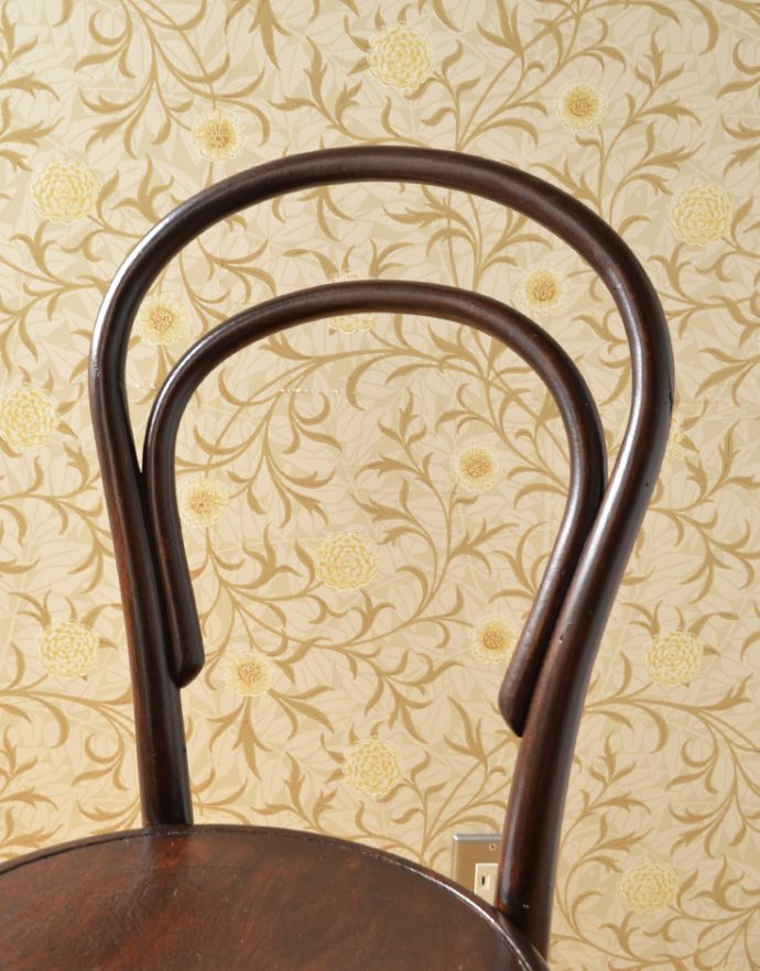 ベントウッドチェア　アンティーク チェア　イギリスから届いたアンティーク椅子、背もたれが２本ラインのベントウッドチェア。ラインが美しい背もたれ。(m-383-c)