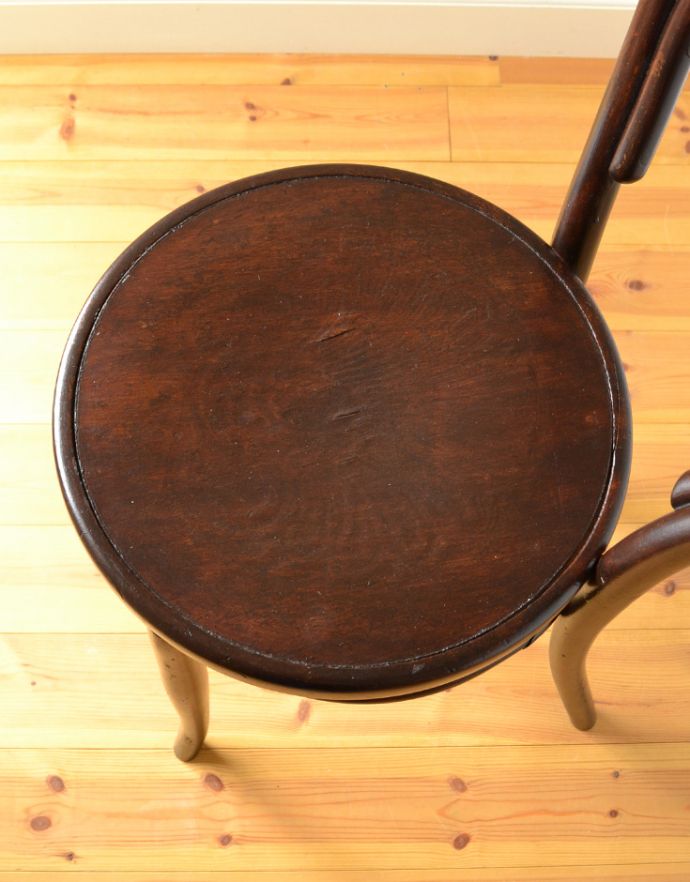 ベントウッドチェア　アンティーク チェア　イギリスから届いたアンティーク椅子、背もたれが２本ラインのベントウッドチェア。ベントウッドチェアの特徴は、座面にもあります。(m-383-c)