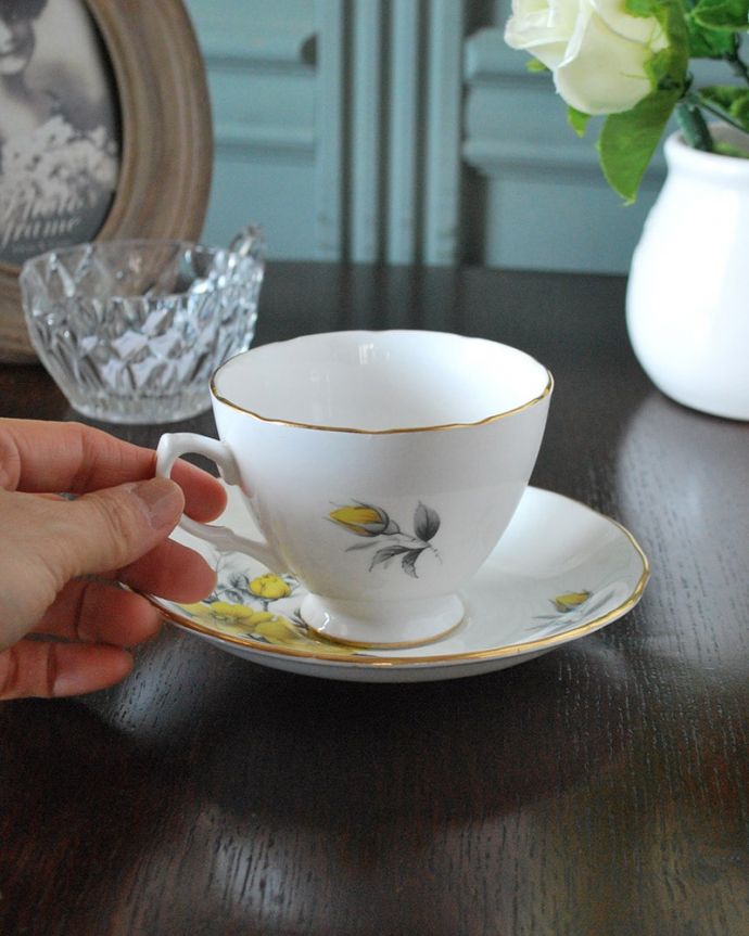 アンティーク 陶磁器の雑貨　アンティーク雑貨　イギリスから届いたロイヤルベールのアンティークカップ＆ソーサー。お茶の時間をもっと優雅に･･･眺めているだけじゃもったいないので、実用的に使って下さい。(m-3839-z)