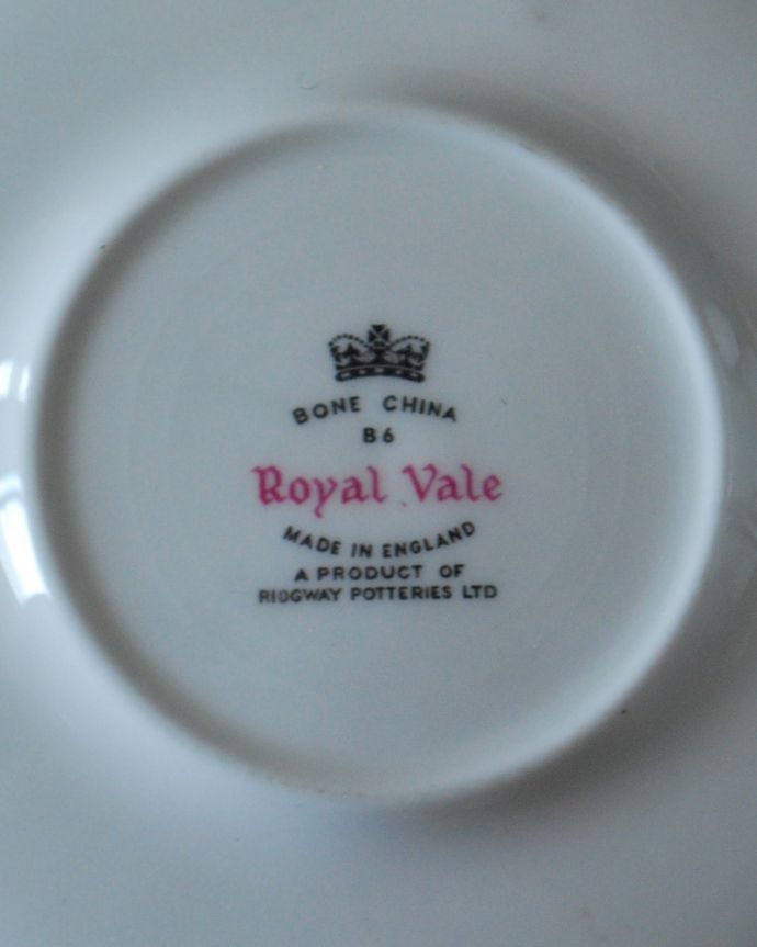 アンティーク 陶磁器の雑貨　アンティーク雑貨　イギリスから届いたロイヤルベールのアンティークカップ＆ソーサー。裏側には品質の証製造メーカー保証の意味がこもった窯印、ポーセリンマークがあります。(m-3839-z)