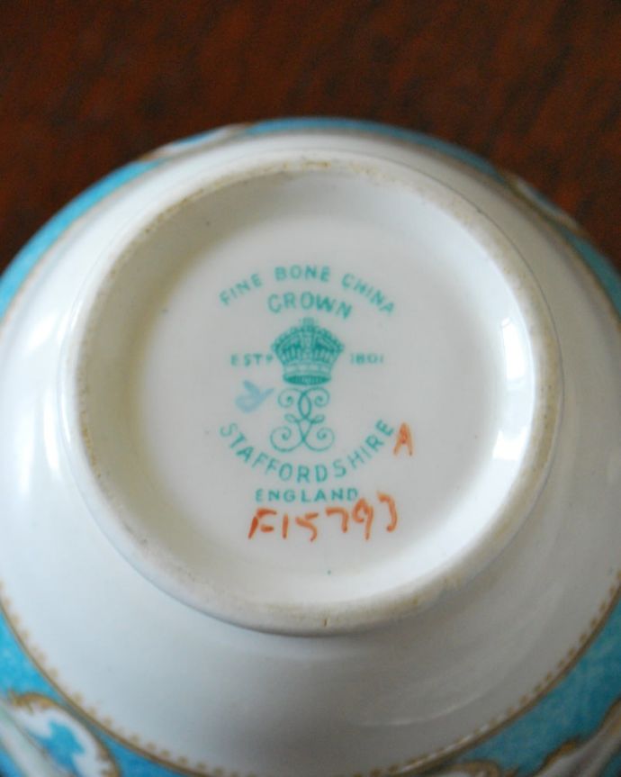 アンティーク 陶磁器の雑貨　アンティーク雑貨　英国で見つけた陶磁器、クラウンスタッフォードシャーのアンティークカップ&ソーサー。裏側には品質の証製造メーカー保証の意味がこもった窯印、バックスタンプが入っています。(m-3848-z)