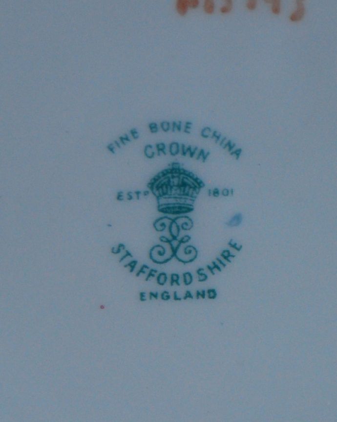 アンティーク 陶磁器の雑貨　アンティーク雑貨　英国で見つけた陶磁器、クラウンスタッフォードシャーのアンティークプレート。裏側には品質の証製造メーカー保証の意味がこもった窯印、バックスタンプがあります。(m-3849-z)