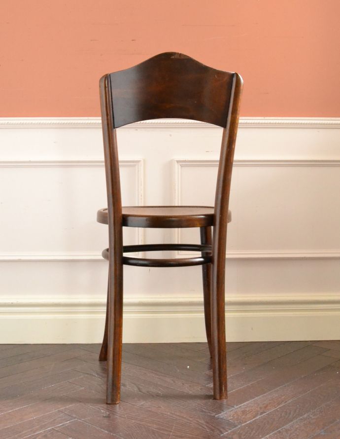 板座面　アンティーク チェア　背もたれと座面の模様が美しいベントウッドチェア、英国で見つけたアンティーク椅子。スッキリとキレイな後ろ姿です。(m-385-c)
