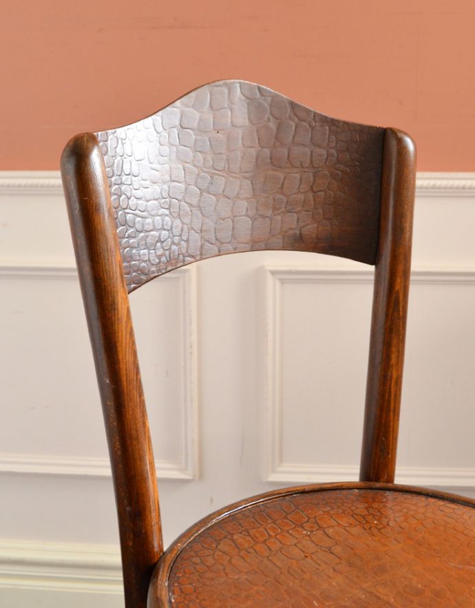 板座面　アンティーク チェア　背もたれと座面の模様が美しいベントウッドチェア、英国で見つけたアンティーク椅子。背もたれのしなやかな曲線はとっても綺麗。(m-385-c)