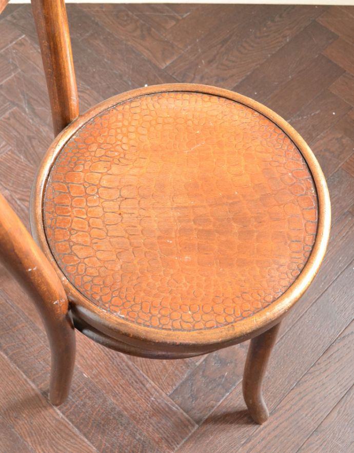 板座面　アンティーク チェア　背もたれと座面の模様が美しいベントウッドチェア、英国で見つけたアンティーク椅子。ベントウッドチェアの特徴は、座面にもあります。(m-385-c)
