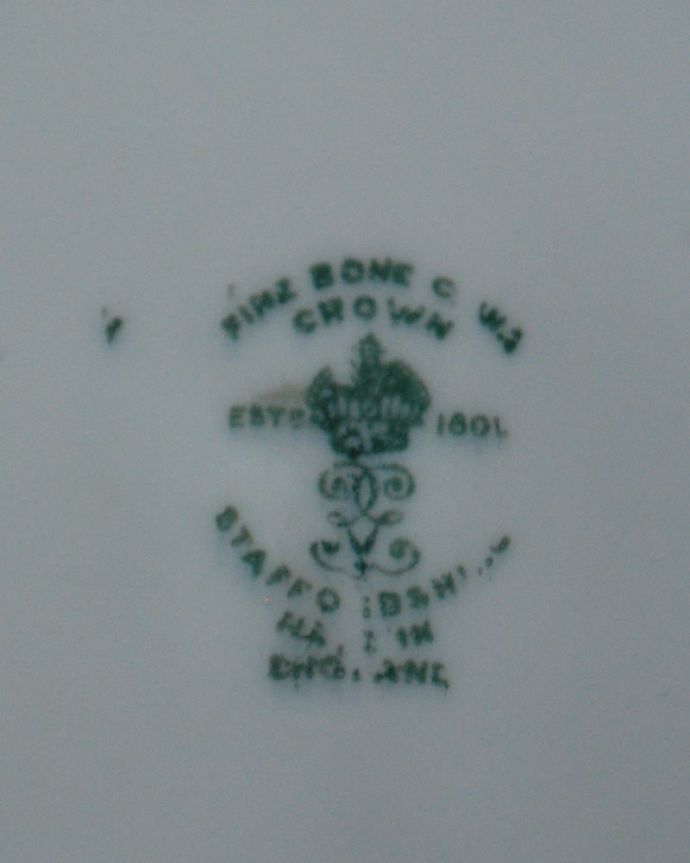 アンティーク 陶磁器の雑貨　アンティーク雑貨　英国で見つけた陶磁器、クラウンスタッフォードシャーのアンティークB＆Bプレート（大）。裏側には品質の証製造メーカー保証の意味がこもった窯印、バックスタンプがあります。(m-3850-z)