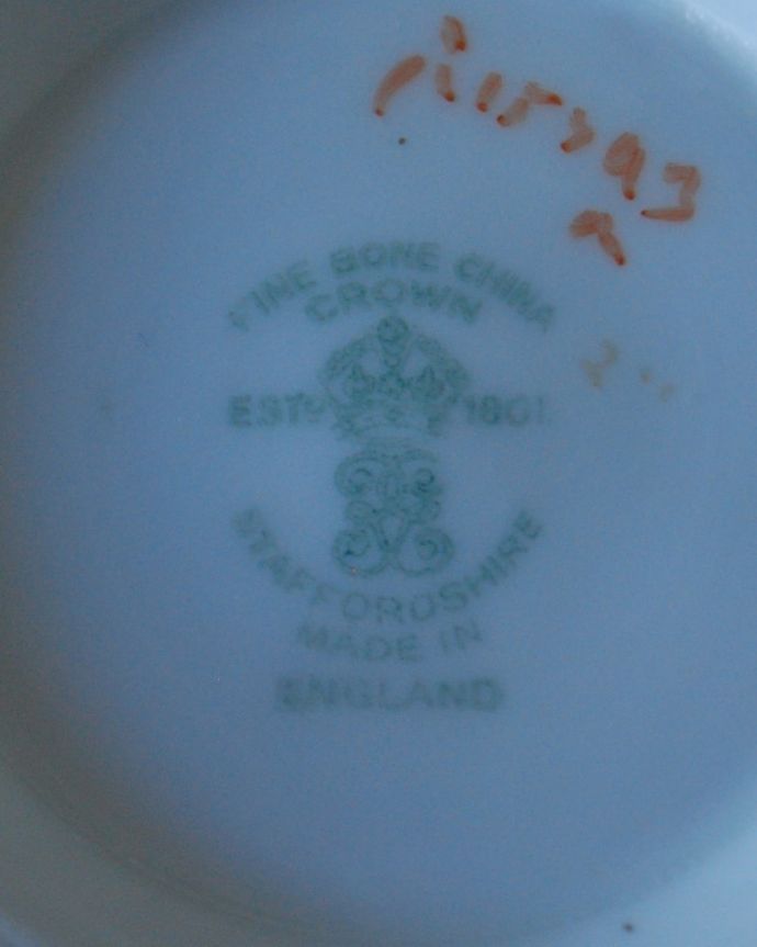 アンティーク 陶磁器の雑貨　アンティーク雑貨　英国で見つけた陶磁器、クラウンスタッフォードシャーのアンティークシュガーボウル。裏側には品質の証製造メーカー保証の意味がこもった窯印、バックスタンプがあります。(m-3852-z)