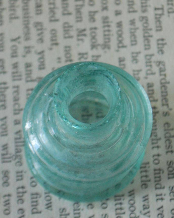 アンティーク ガラスボトル　アンティーク雑貨　人気のアンティークガラスボトル、丸い形のインクボトル。上から見るとこんな感じですアンティークなので多少のキズやカケがある場合はありますが、使用上問題はありませんのでご了承下さい。(m-3855-z)