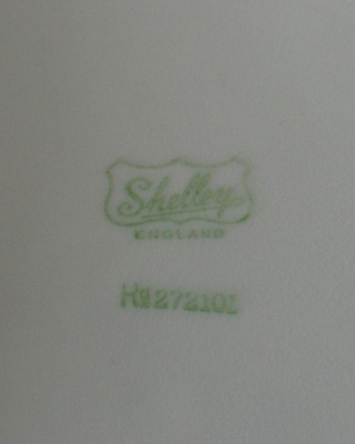 シェ―リー窯　アンティーク雑貨　英国シェリー窯のDaintyWhiteシリーズ、アンティークフルーツボール＆プレート。裏側には品質の証1925～1940年製造のシェリーのバックスタンプがあります。(m-3867-z)