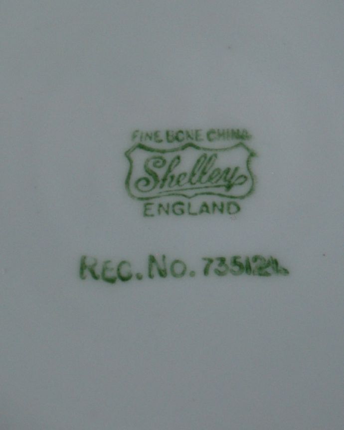 シェ―リー窯　アンティーク雑貨　英国シェリー窯のDaintyWhiteシリーズ、アンティークのサンドイッチプレート。裏側には品質の証1940～1966年製造のシェリーのバックスタンプがあります。(m-3869-z)