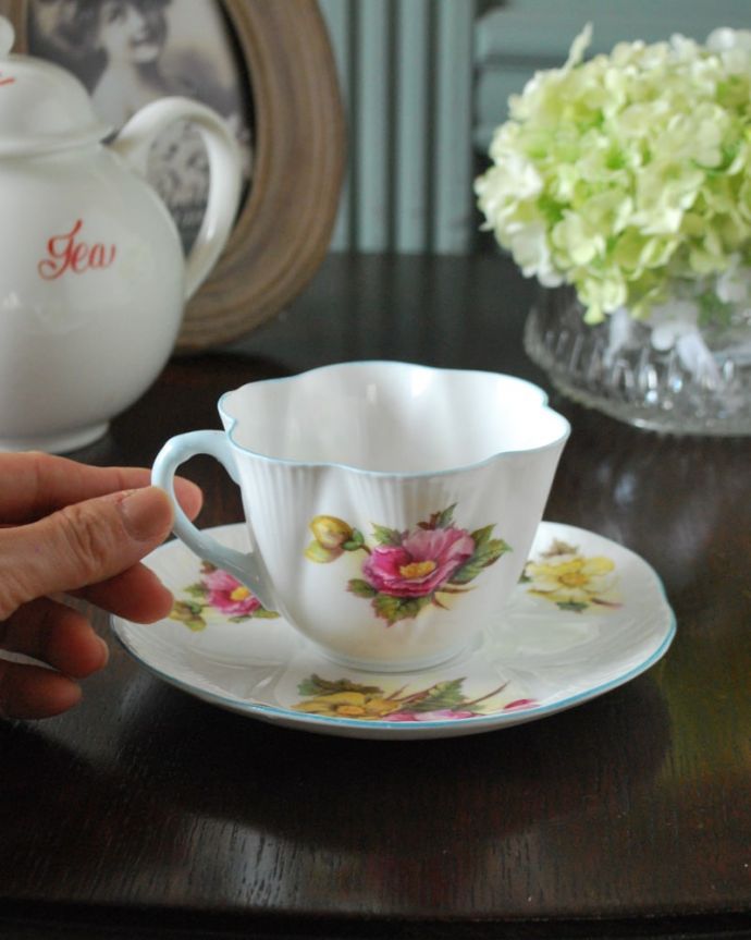 シェ―リー窯　アンティーク雑貨　シェリー窯らしい美しいDaintyシェイプのカップ＆ソーサー（Begonia)。お茶の時間をもっと優雅に･･･眺めているだけじゃもったいないので、実用的に使って下さい。(m-3876-z)