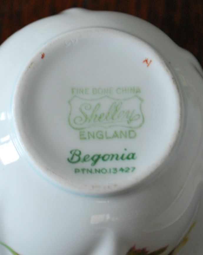 シェ―リー窯　アンティーク雑貨　シェリー窯らしい美しいDaintyシェイプのカップ＆ソーサー（Begonia)。裏側を見ると･･･1940～1966年製造のシェリーのバックスタンプがあります。(m-3876-z)