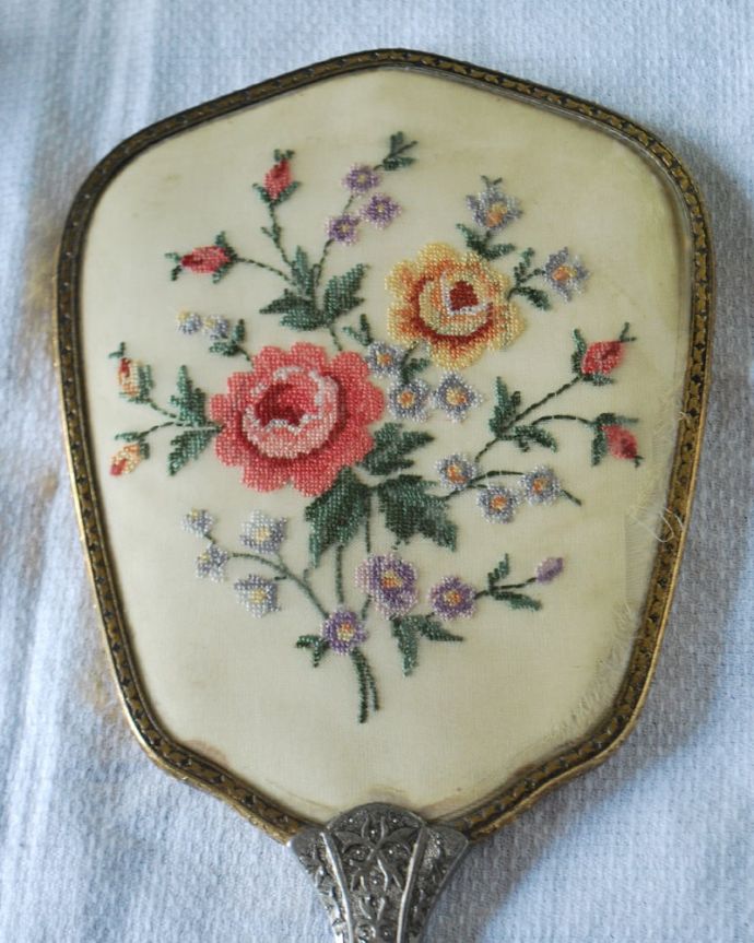 アンティーク 真鍮の雑貨　アンティーク雑貨　フランスのアンティーク雑貨、バラの模様が素敵なプチポワンのミラー（手鏡）。マリーアントワネットが愛した刺繍色とりどりのお花が刺繍で描かれたプチポワンの手鏡。(m-3893-z)