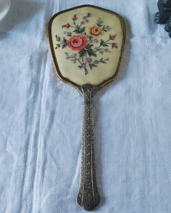 フランスのアンティーク雑貨、バラの模様が素敵なプチポワンのミラー（手鏡）