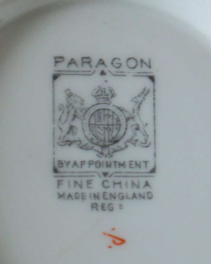 アンティーク 陶磁器の雑貨　アンティーク雑貨　英国アンティークの陶磁器、パラゴン窯のシュガーボウル。裏側には品質の証1936～1939製造のバックスタンプを発見しました。(m-3895-z)