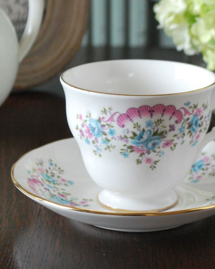 英国アンティークの陶磁器、ピンクとブルーのお花の模様が可愛いカップ＆ソーサー