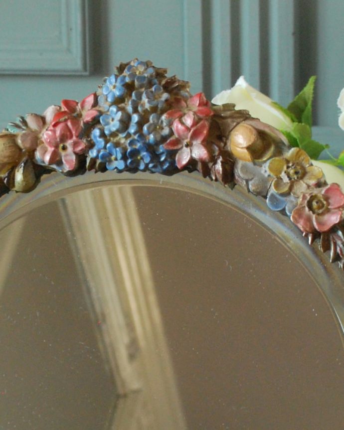 英国のアンティークミラー、お花の装飾が華やかなバーボラミラー
