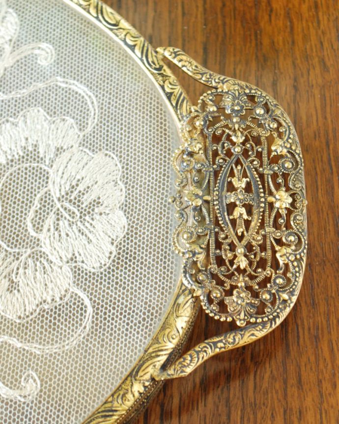 アンティーク 真鍮の雑貨　アンティーク雑貨　フランスのアンティーク雑貨、お花と蝶の刺繍が可愛いプチポワントレイ。女性らしい優雅なデザイントレイを支える小さな脚もかわいい。(m-3900-z)