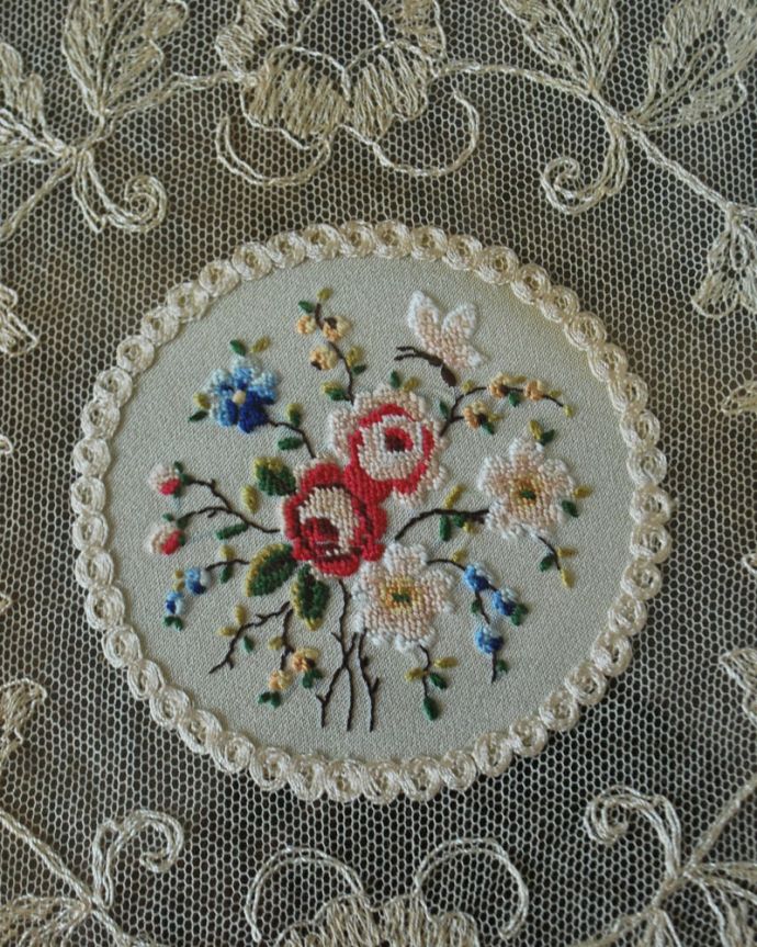 アンティーク 真鍮の雑貨　アンティーク雑貨　フランスのアンティーク雑貨、お花と蝶の刺繍が可愛いプチポワントレイ。マリーアントワネットが愛した刺繍色とりどりのお花が刺繍で描かれたプチポワンのトレイ。(m-3900-z)