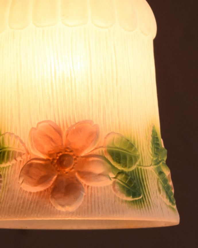 ペンダントライト　照明・ライティング　アンティークのペンダントライト、可愛いお花のガラスの照明（コード・シャンデリア電球・ギャラリーA付き）。。(m-3904-z)
