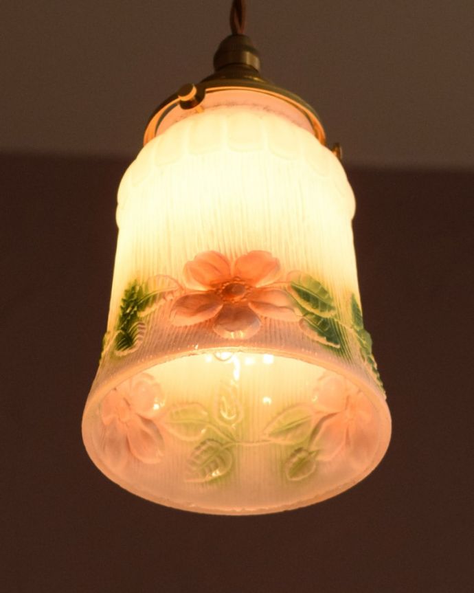 ペンダントライト　照明・ライティング　アンティークのペンダントライト、可愛いお花のガラスの照明（コード・シャンデリア電球・ギャラリーA付き）。。(m-3904-z)