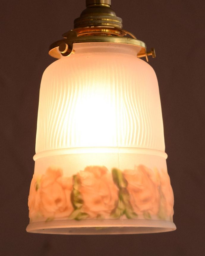 ペンダントライト　照明・ライティング　アンティークのペンダントライト、お花のガラスシェード（コード・シャンデリア電球・ギャラリーA付き）。お部屋のアクセサリーに使って欲しいアンティーク照明器具の中で気軽に使いやすいペンダントライト。(m-3905-z)