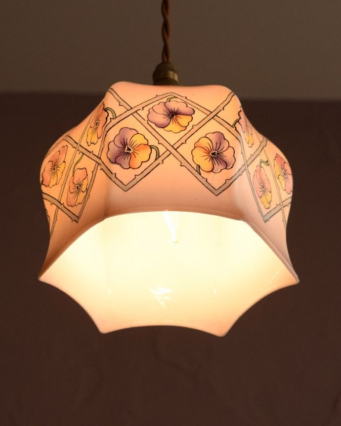 ペンダントライト　照明・ライティング　パンジーの模様が可愛い、アンティークのペンダントライト（コード・シャンデリア電球・ギャラリーなし）。。(m-3914-z)