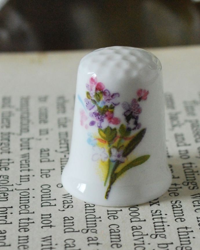 アンティーク 陶磁器の雑貨　アンティーク雑貨　お花のブーケが可愛い、イギリスで見つけたアンティークシンブル。幸運を呼ぶ女性のためのコレクションアイテムシンブルとは、上流階級の女性がたしなみとして行ったお裁縫の時に使った指ぬきのこと。(m-3919-z)