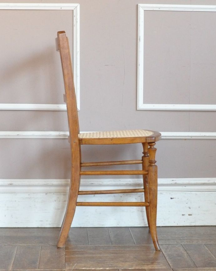 キッチンチェア　アンティーク チェア　イギリスで出会ったアンティーク椅子、籐で編まれたナチュラルなキッチンチェア。しっかりと支えてくてる背もたれの角度は、長く座っていても疲れません。(m-392-c)