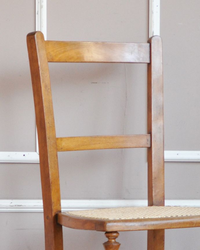 キッチンチェア　アンティーク チェア　イギリスで出会ったアンティーク椅子、籐で編まれたナチュラルなキッチンチェア。キズや汚れ、木目や色は1脚1脚微妙に違いますが、どれもキレイに仕上げています。(m-392-c)