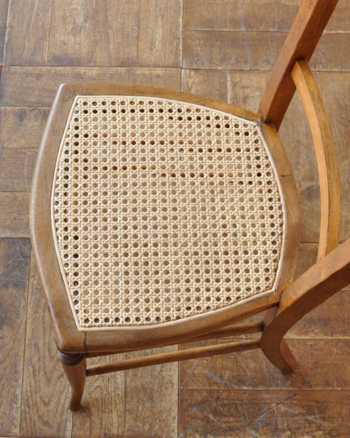 キッチンチェア　アンティーク チェア　イギリスで出会ったアンティーク椅子、籐で編まれたナチュラルなキッチンチェア。編み座なので、長時間座っても疲れません。(m-392-c)