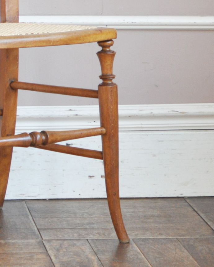 キッチンチェア　アンティーク チェア　イギリスで出会ったアンティーク椅子、籐で編まれたナチュラルなキッチンチェア。しっかりメンテナンスをしているので、大柄な男性が座っても大丈夫です。(m-392-c)