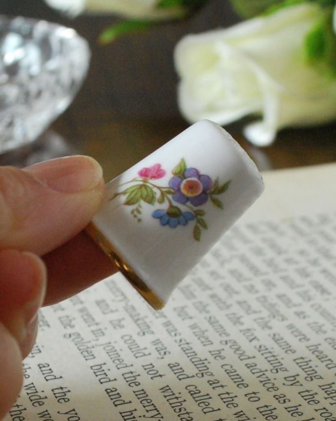 アンティーク 陶磁器の雑貨　アンティーク雑貨　イギリスで見つけたアンティーク雑貨、お花の模様が可愛いシンブル。コレクションしたくなる可愛らしさ指の帽子（finger hat)とも呼ばれるコロンとした形。(m-3926-z)