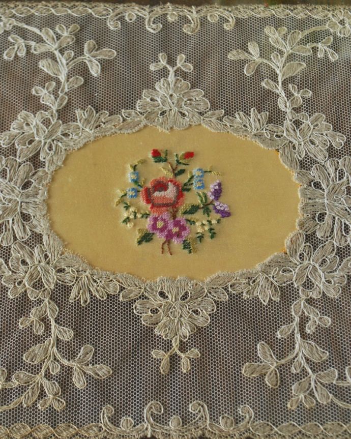 アンティーク 真鍮の雑貨　アンティーク雑貨　フランスのアンティーク雑貨、アンティークのプチポワントレイ。マリーアントワネットが愛した刺繍色とりどりのお花が刺繍で描かれたプチポワンのトレイ。(m-3956-z)
