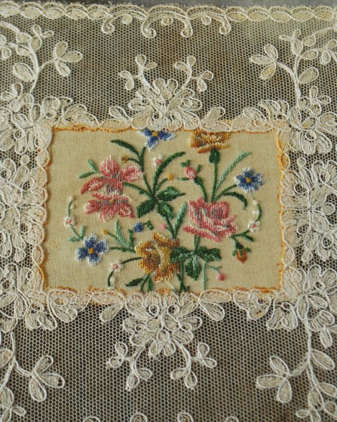 アンティーク雑貨　プチポワントレイ　マリーアントワネットが愛した刺繍色とりどりのお花が刺繍で描かれたプチポワンのトレイ。(m-3957-z)