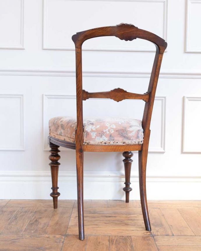 サロンチェア　アンティーク チェア　美しいシルエットのサロンチェア、ローズウッド材のアンティーク椅子。後ろ姿にも自信アリ並べた時に後ろから見ることも多い椅子。(m-396-c)