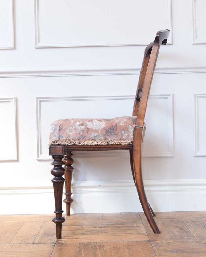 サロンチェア　アンティーク チェア　美しいシルエットのサロンチェア、ローズウッド材のアンティーク椅子。横から見ても優雅な立ち姿背もたれがカーブしているので楽です。(m-396-c)