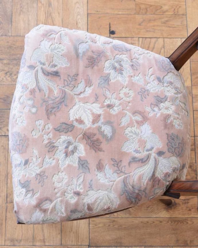 サロンチェア　アンティーク チェア　美しいシルエットのサロンチェア、ローズウッド材のアンティーク椅子。座面を上から見るとこんな感じ座面は布貼りなので、長時間座っても疲れません。(m-396-c)