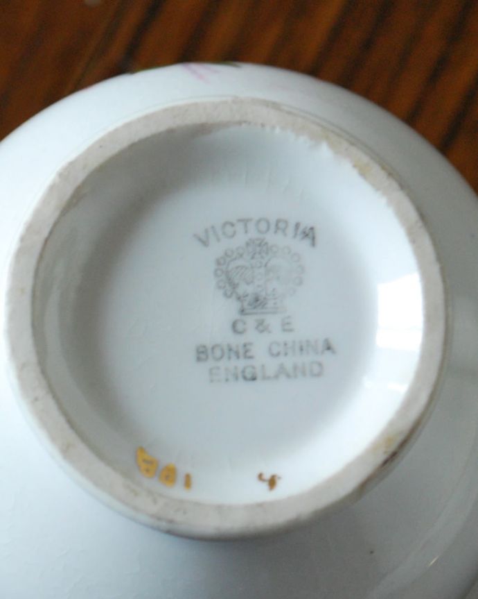 アンティーク 陶磁器の雑貨　アンティーク雑貨　イギリスのアンティーク陶磁器、VICTORIA C&Eのカップ＆ソーサー（カートライト＆エドワーズ）。裏側には品質の証製造メーカー保証の意味がこもった窯印、ポーセリンマークがあります。(m-3961-z)