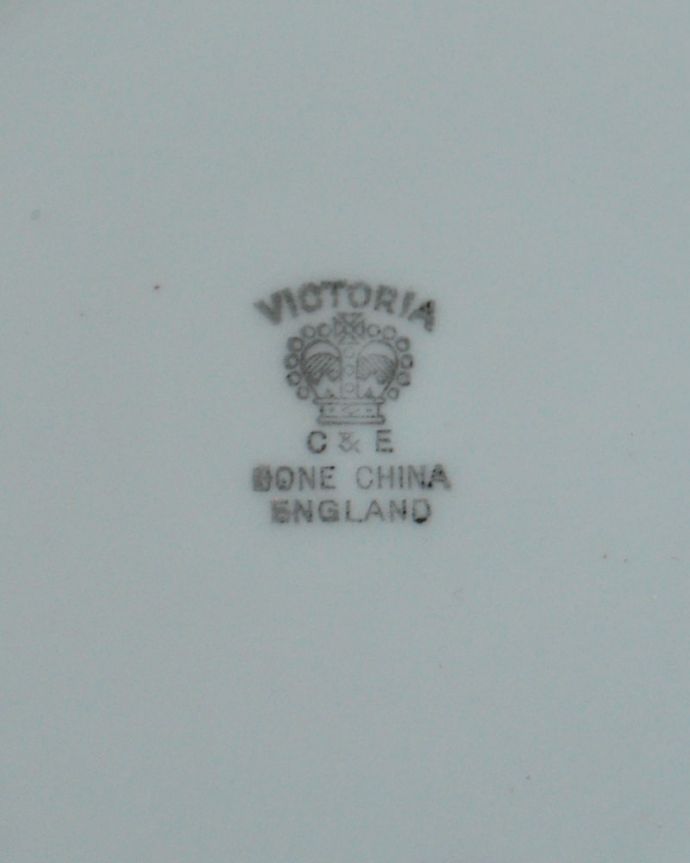 アンティーク 陶磁器の雑貨　アンティーク雑貨　イギリスのアンティーク陶磁器、VICTORIA C&Eのプレート（カートライト＆エドワーズ）。裏側には品質の証製造メーカー保証の意味がこもった窯印、ポーセリンマークがあります。(m-3962-z)