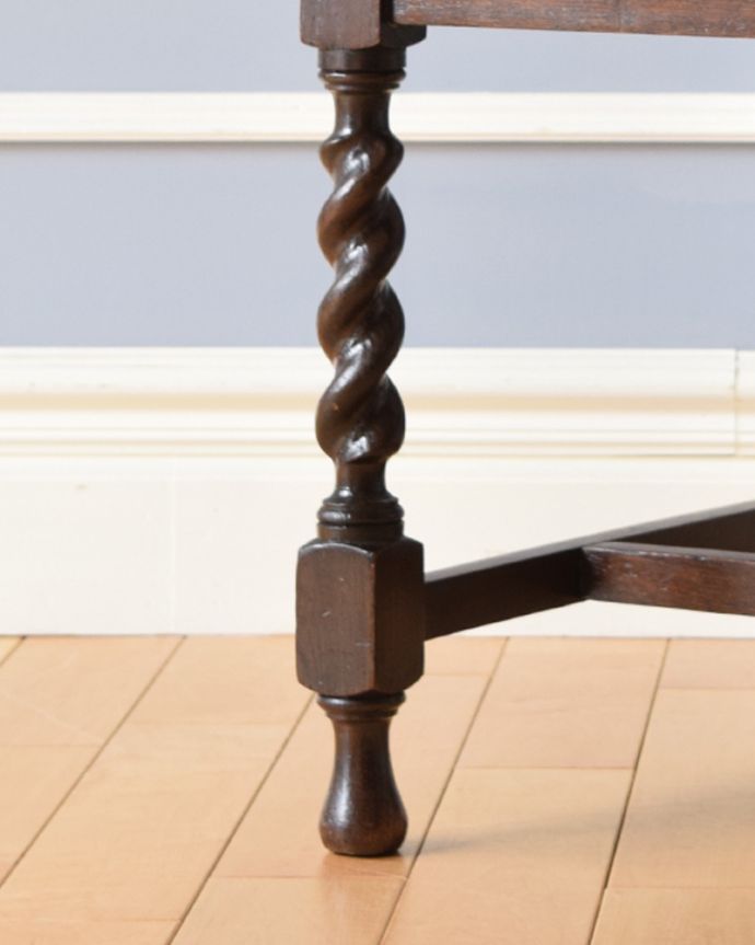 ダイニングチェア　アンティーク チェア　ツイストの脚がお洒落な英国アンティーク椅子、ハイバックのオークチェア。英国伝統家具には、こうした彫りを施したチェアが有名です。(m-397-c)