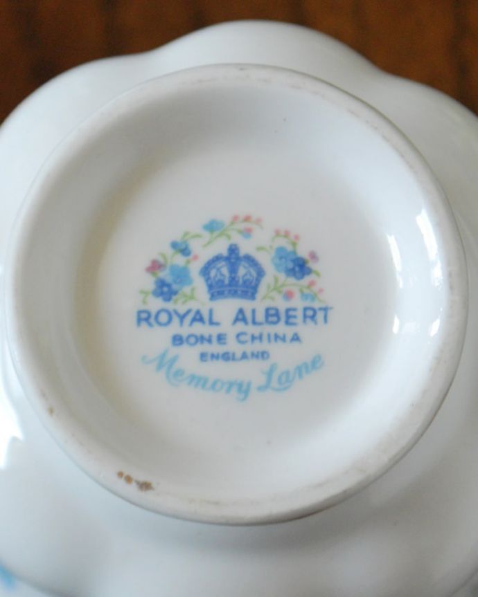 アンティーク 陶磁器の雑貨　アンティーク雑貨　ロイヤルアルバート社のアンティークカップ、勿忘草のメモリーレーンシリーズ。裏側には品質の証バックスタンプに可愛い絵が描かれているのもロイヤルアルバートの魅力です。(m-3979-z)