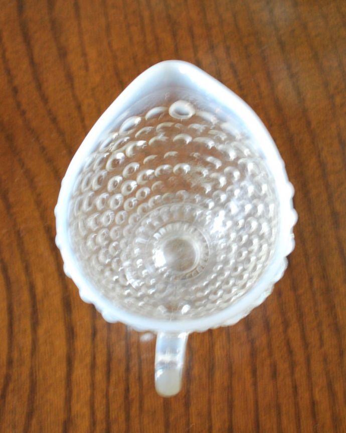 アンティーク 雑貨のガラス小物　アンティーク雑貨　アンカーホッキング社製のムーンストーンミルクピッチャー、イギリスのアンティーク雑貨。上から見るとこんな感じです。(m-3987-z)