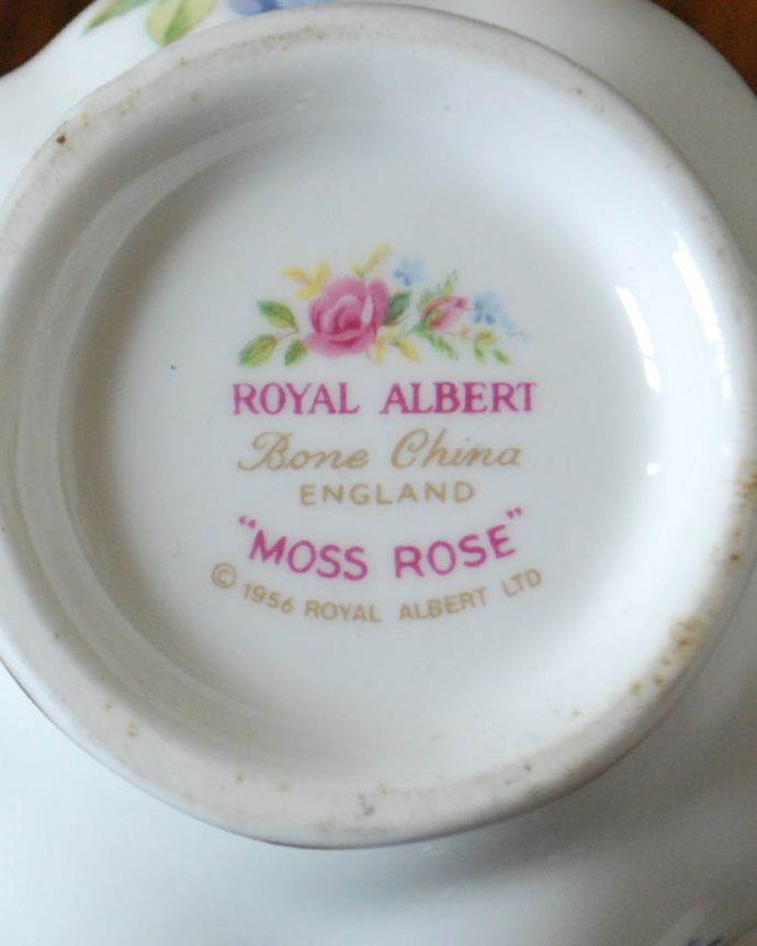 ロイヤルアルバート社のモスローズシリーズ。アンティークのカップ