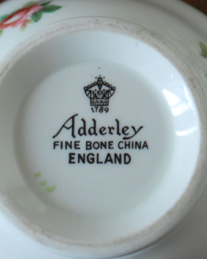 アンティーク 陶磁器の雑貨　アンティーク雑貨　Adderley（アドレイ）窯の陶磁器、バラの花のシュガーボウル。裏側には品質の証製造メーカー保証の意味がこもった窯印、Adderleyのバックスタンプです。(m-4005-z)