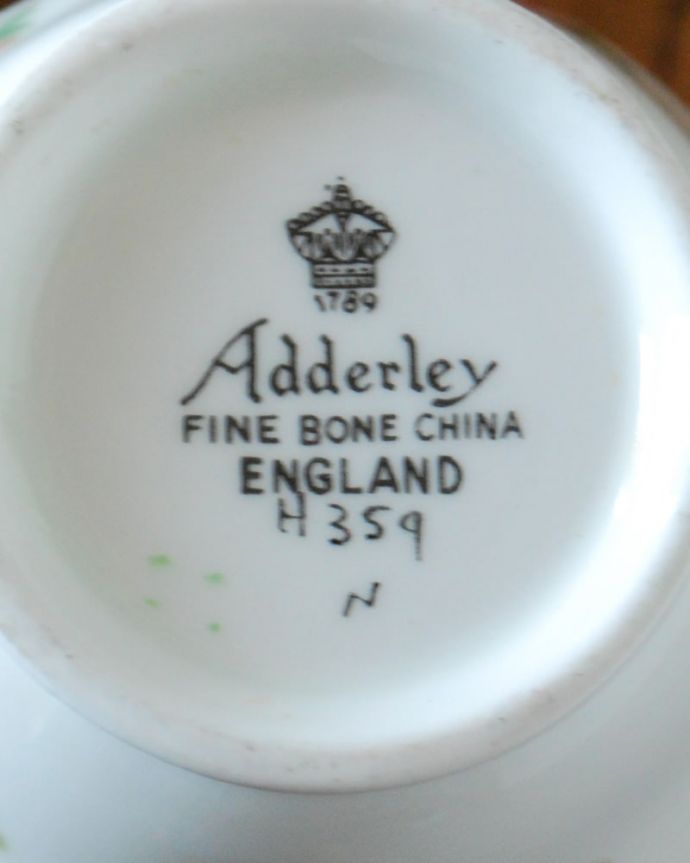 アンティーク 陶磁器の雑貨　アンティーク雑貨　Adderley（アドレイ）窯の陶磁器、バラの花のミルクピッチャー。裏側には品質の証製造メーカー保証の意味がこもった窯印、Adderleyのバックスタンプです。(m-4006-z)