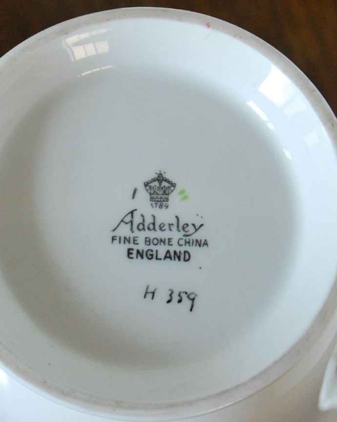 アンティーク 陶磁器の雑貨　アンティーク雑貨　Adderley（アドレイ）窯の陶磁器、バラの花のティーポット。裏側には品質の証製造メーカー保証の意味がこもった窯印、Adderleyのバックスタンプです。(m-4007-z)