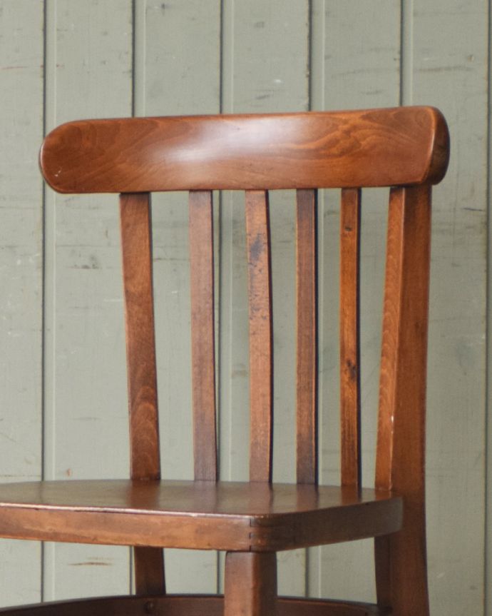 ベントウッドチェア　アンティーク チェア　アンティーク英国の椅子、背もたれのカーブがキレイなベントウッドチェア。背もたれが低いところが可愛いデザイン！背もたれのしなやかな曲線は背中を優しく包み込んでくれます。(m-401-c)